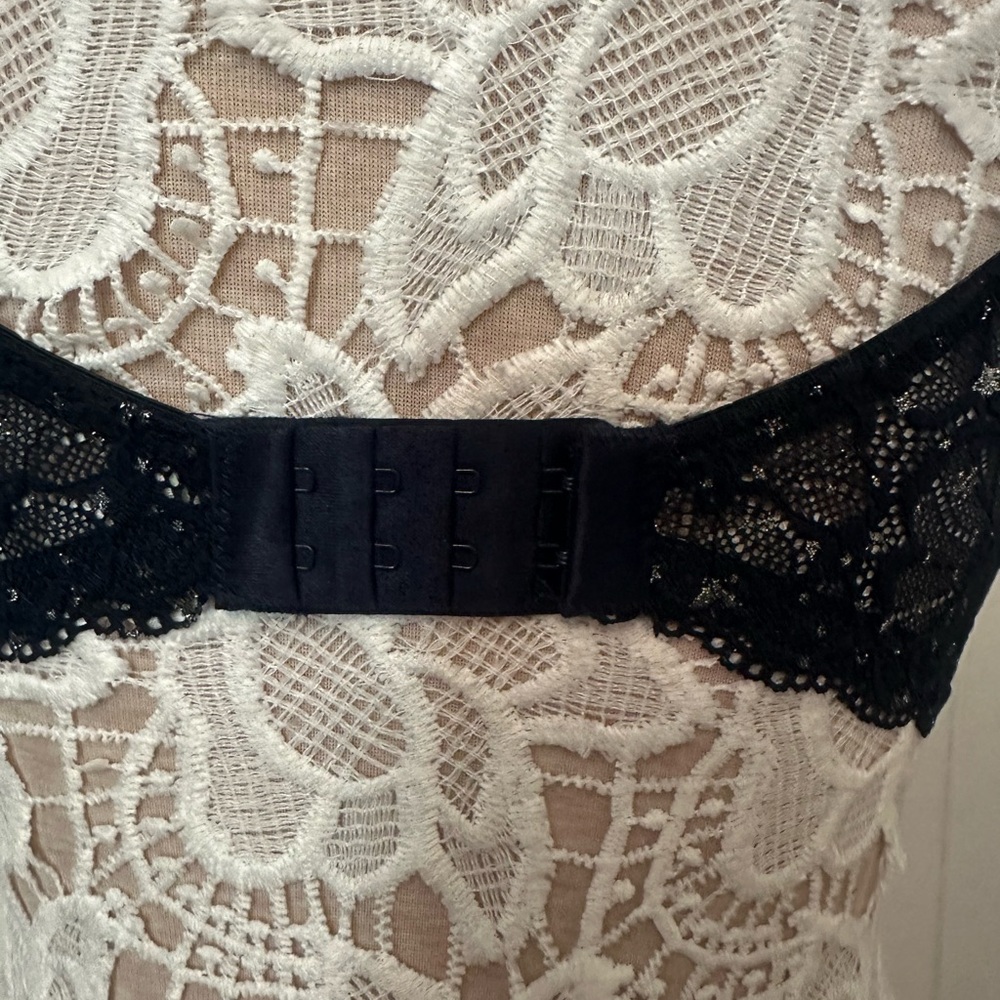 No Boundaries Black Bra with Adjustable Straps and Molded Cups - Picture 5 of 6